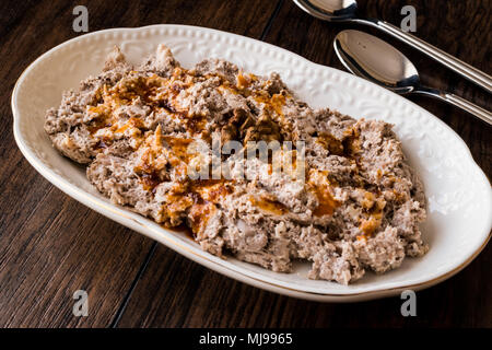 Tscherkessische Huhn/Cerkez Tavugu (Cerkes) auf woden Oberfläche Stockfoto