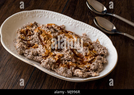 Tscherkessische Huhn/Cerkez Tavugu (Cerkes) auf woden Oberfläche Stockfoto