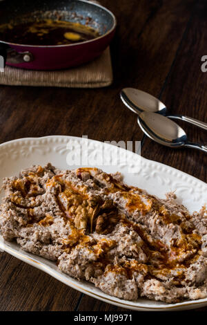 Tscherkessische Huhn/Cerkez Tavugu (Cerkes) auf woden Oberfläche Stockfoto