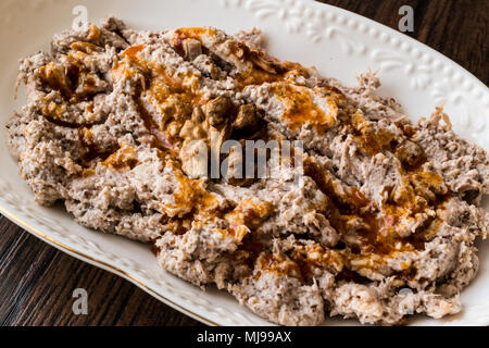 Tscherkessische Huhn/Cerkez Tavugu (Cerkes) auf woden Oberfläche Stockfoto