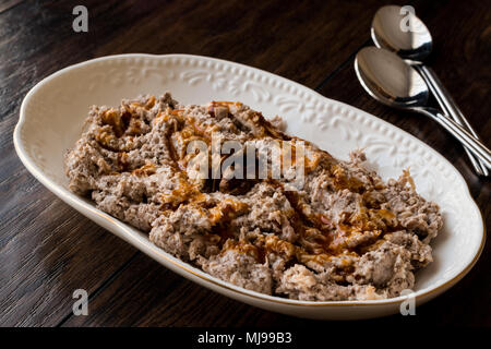 Tscherkessische Huhn/Cerkez Tavugu (Cerkes) auf woden Oberfläche Stockfoto