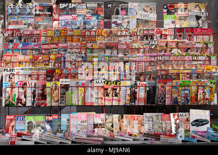 Große Auswahl an Zeitschriften auf einem Regal an einer österreichischen Zeitungskiosk ausgerichtet Stockfoto