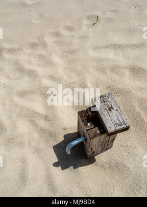 Wasser Quelle am Strand im Norden der Insel Sardinien, Italien Stockfoto