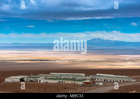 San Pedro de Atacama, Atacama-wüste, ALMA Base Camp, Chile - Teil von ALMA Base Camp Infrastruktur und Blick auf die Atacama Salt Lake (S Stockfoto