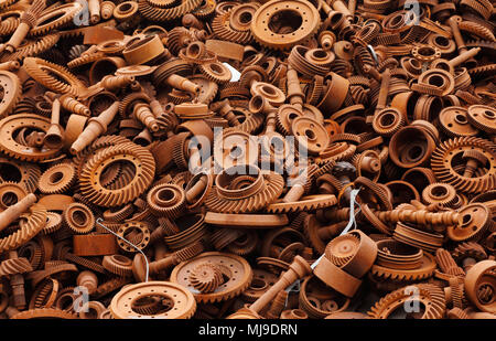 Schrottplatz mit rostigen Maschinen Teile Stockfoto