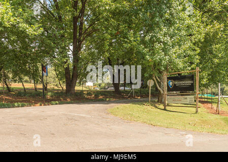 MONKS COWL, SÜDAFRIKA - 19. MÄRZ 2018: Der Eingang zum Drakensberg Boys Choir School in der Nähe von Monks Cowl in der Kwazulu-Natal Drakensberg Stockfoto