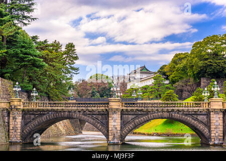 Tokio, Japan im Imperial Palace graben und Brücke. Stockfoto