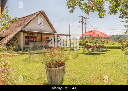 MONKS COWL, SÜDAFRIKA - 19. MÄRZ 2018: scrumpy-Buchsen Bauernhof stall und Restaurant in der Nähe Monks Cowl in der Kwazulu-Natal Drakensberg Stockfoto