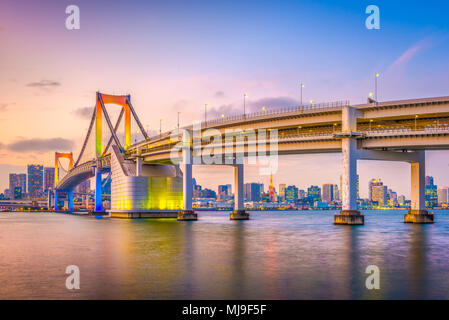 Tokio, Japan in der Rainbow Bridge überspannt die Bucht in der Dämmerung.
