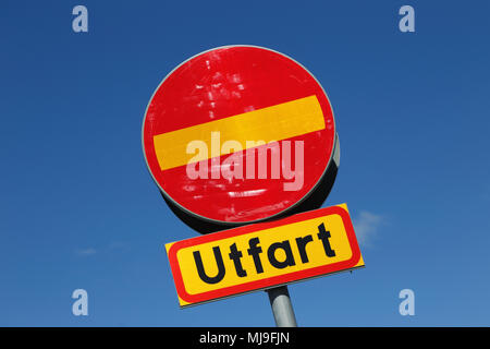 Schwedische Schild, Nicht eingeben, mit zusätzlichen Panel, Ausfahrt (utfart), isoliert auf blauen Himmel. Stockfoto