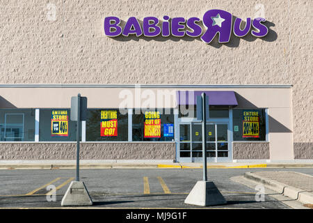 Ein logo Zeichen außerhalb einer gemeinsamen Toys 'R' Us und Babys 'R' Us Store in Annapolis, Maryland, mit 'Business' Signage geht am 29. April 201 Stockfoto