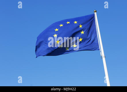 Fahne der Europäischen Union winken am blauen Himmel. Stockfoto