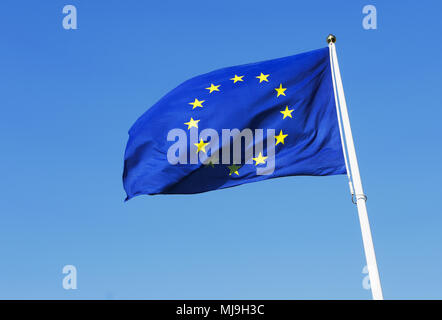 Fahne der Europäischen Union winken am blauen Himmel. Stockfoto