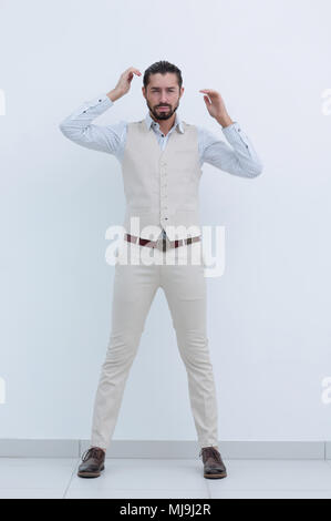 Mode Mann in die Kamera schaut, während sein Haar zur Festsetzung. Stockfoto