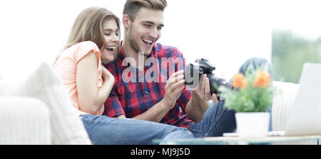 Moderne junge Paar prüft die Fotos auf der Kamera Stockfoto