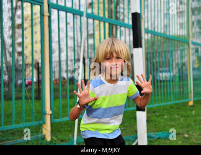 Kleine Junge auf dem Fußball Tore im Freien Stockfoto