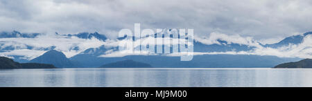 Neuseeland South Island Lake Manapouri Fiordland National Park umgeben die Berge Neuseelands South Island mit nebelvernebelten Bergen und niedrigen Wolken Stockfoto