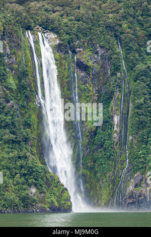 Milford Sound Neuseeland Milford Sound Stirling Falls Wasserfall Fiordland National Park Neuseeland Südinsel nz Fjordland National Park nz Stockfoto