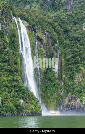 Milford Sound Neuseeland Milford Sound Stirling Falls Wasserfall Fiordland National Park Neuseeland Südinsel nz Fjordland National Park nz Stockfoto