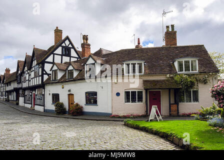 Alte Häuser und Arthur Maßnahmen cottage in Wohn- Straße mit Kopfsteinpflaster. Street, Warwick, Warwickshire, West Midlands, England, Großbritannien, Großbritannien Stockfoto