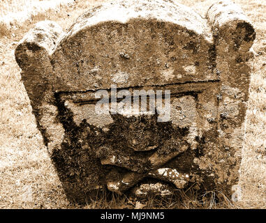 Alte Schädel und Armbrust Symbolik auf Grabsteine in Dumfries und Galloway, Schottland, Land Friedhof. (Memento Mori) Mortalität Stockfoto