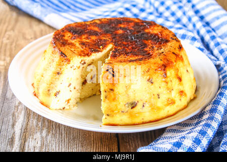 Quark Auflauf mit rprune und Apple auf einer hölzernen Hintergrund im rustikalen Stil Stockfoto