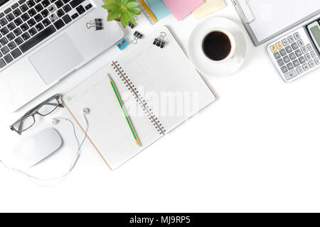 Modernes weißes Büro Schreibtisch Tisch mit Laptops, Smartphones und andere Verbrauchsmaterialien bei einer Tasse Kaffee. Leere carlendar mit Bleistift. Ansicht von oben, flach. Stockfoto