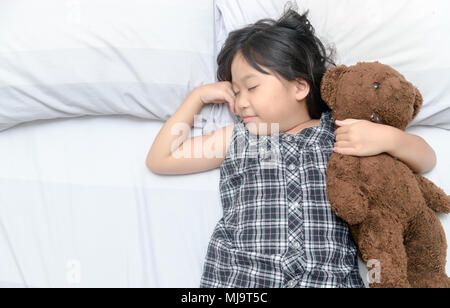 Cute Asian Girl schlafen auf Bett mit Teddybär, Health Care Konzept Stockfoto