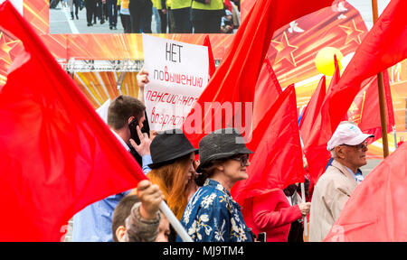 Samara, Russland - 2. Mai 2018: Menschen mit roten Fahnen während selebration Internationaler Tag der Arbeit. Text in Russisch: keine Erhöhung des Rentenalters Stockfoto