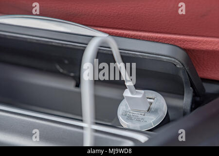 - Hautnah, isolierte Sicht auf ein Automobil Zigarettenanzünder als USB-Ladegerät in einem deutschen Sportwagen verwendet wird. Stockfoto