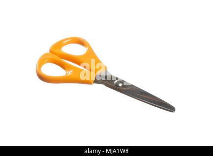 Ein paar sissors in geschlossener Stellung mit Orange auf weißem Hintergrund. Stockfoto