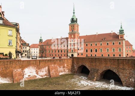 Bleibt der befestigten Mauer der Warschauer Altstadt und das Königliche Schloss auf dem Alten Marktplatz in Warschau, Polen Hauptstadt Stockfoto