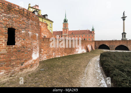 Bleibt der befestigten Mauer der Warschauer Altstadt und das Königliche Schloss auf dem Alten Marktplatz in Warschau, Polen Hauptstadt Stockfoto