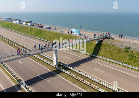 Wieringen, Niederlande - 20 April, 2018: Touristen am Catwalk besuchen das Denkmal an der Stelle, an der das Afsluitdijk geschlossen ist. Der Deich ist. Stockfoto