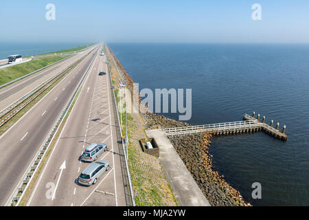 Niederländische Autobahn an den Abschlussdeich. Der Deich ist die Verbindung zwischen Friesland und Overijssel und trennt das Wattenmeer vom IJsselmeer Stockfoto