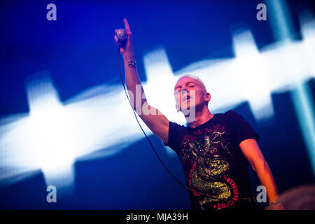 Norwegen, Bergen - 30. April 2018. Der Deutsche Dance Gruppe Scooter führt ein Live Konzert während der Wir lieben die 90er Show auf Bergenshallen in Bergen. Hier Sänger H.P. Baxxter wird gesehen, live auf der Bühne. (Foto: Gonzales Foto - Jarle H. Moe). Stockfoto