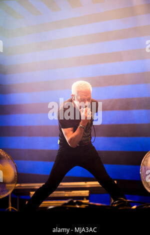 Norwegen, Bergen - 30. April 2018. Der Deutsche Dance Gruppe Scooter führt ein Live Konzert während der Wir lieben die 90er Show auf Bergenshallen in Bergen. Hier Sänger H.P. Baxxter wird gesehen, live auf der Bühne. (Foto: Gonzales Foto - Jarle H. Moe). Stockfoto