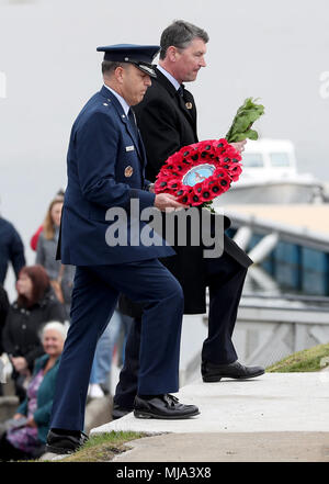 US-Luftwaffe Brigadegeneral Christopher Kurz und Vice Admiral Sir Timothy Laurence (rechts), legen Kränze während einer Gedenkstunde am Kriegsdenkmal in Port Ellen, Islay, für rund 700 Ersten Weltkrieg Soldaten, die ihr Leben nach dem Untergang der SS Tuscania und HMS Otranto innerhalb von acht Monate im Jahr 1918 vor der Küste der kleinen schottischen Insel verloren. Stockfoto