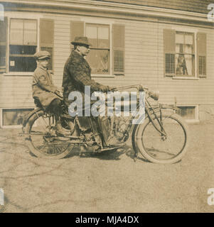 Antike c 1908 Foto, junge und Vater mit indischen Motorrad. Lage unbekannt, wahrscheinlich New England, USA. Quelle: ORIGINAL FOTOABZUG. Stockfoto