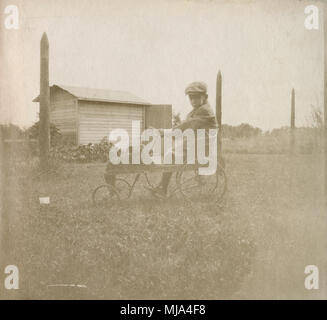 Antike c 1906 Foto, junge pedalcar fahren. Lage unbekannt, wahrscheinlich New England, USA. Quelle: ORIGINAL FOTOABZUG. Stockfoto