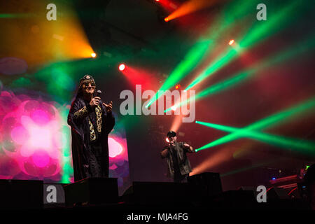 Norwegen, Bergen - 30. April 2018. Die schwedische Soundtracks handeln Dr. Bombay führt ein Live Konzert während der Wir lieben die 90er Show auf Bergenshallen in Bergen. (Foto: Gonzales Foto - Jarle H. Moe). Stockfoto