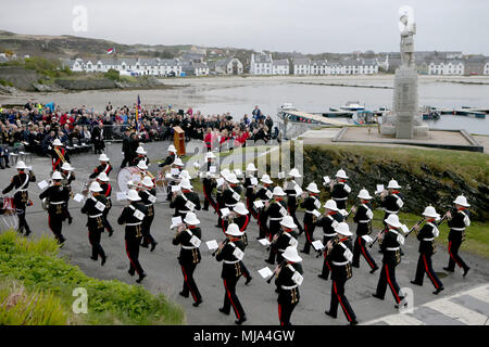 Eine Gedenkstunde findet am Kriegsdenkmal in Port Ellen, Islay, für rund 700 Ersten Weltkrieg Soldaten, die ihr Leben nach dem Untergang der SS Tuscania und HMS Otranto innerhalb von acht Monate im Jahr 1918 vor der Küste der kleinen schottischen Insel verloren. Stockfoto