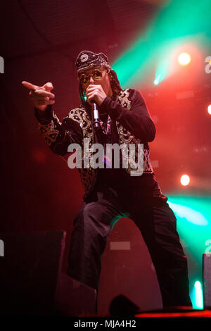 Norwegen, Bergen - 30. April 2018. Die schwedische Soundtracks handeln Dr. Bombay führt ein Live Konzert während der Wir lieben die 90er Show auf Bergenshallen in Bergen. (Foto: Gonzales Foto - Jarle H. Moe). Stockfoto
