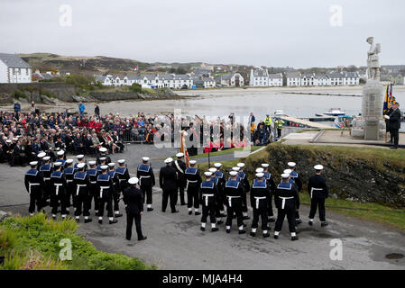 Eine Gedenkstunde findet am Kriegsdenkmal in Port Ellen, Islay, für rund 700 Ersten Weltkrieg Soldaten, die ihr Leben nach dem Untergang der SS Tuscania und HMS Otranto innerhalb von acht Monate im Jahr 1918 vor der Küste der kleinen schottischen Insel verloren. Stockfoto