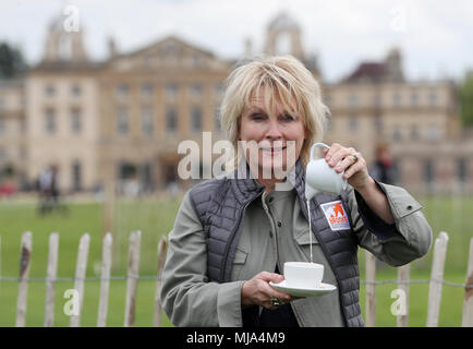 Jennifer Saunders in Fotos zur Unterstützung der Brooke's Geldbeschaffer 'High Tees für Gee Gees' während der Tag drei der Mitsubishi Motors Badminton Horse Trials im Badminton, Gloucestershire. PRESS ASSOCIATION Foto. Bild Datum: Freitag, 4. Mai 2018. Brooke ist eine internationale Hilfsorganisation, die schützt und verbessert das Leben der Pferde, Esel und Maultiere, die Menschen in den Entwicklungsländern die Möglichkeit geben, ihren Weg aus der Armut zu arbeiten. Siehe PA Geschichte EQUESTRIAN Badminton. Foto: David Davies/PA-Kabel Stockfoto