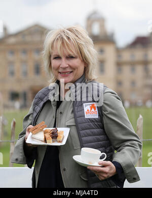 Jennifer Saunders in Fotos zur Unterstützung der Brooke's Geldbeschaffer 'High Tees für Gee Gees' während der Tag drei der Mitsubishi Motors Badminton Horse Trials im Badminton, Gloucestershire. Stockfoto