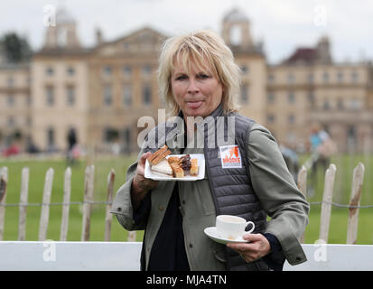 Jennifer Saunders in Fotos zur Unterstützung der Brooke's Geldbeschaffer 'High Tees für Gee Gees' während der Tag drei der Mitsubishi Motors Badminton Horse Trials im Badminton, Gloucestershire. Stockfoto