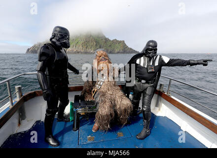 Star Wars Fans in die Kostüme (von links nach rechts) Shadow Stormtrooper Darth Vader, Chewbacca und auf einer Bootsfahrt zu den Skellig Inseln, Co.Kerry, während des Irischen Eröffnungs kann das Vierte Festival Star Wars zu feiern. Stockfoto