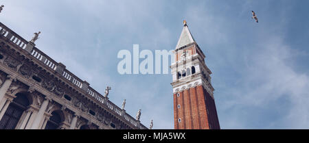 Banner Weitwinkelansicht St Marco oder Saint Mark's Square bei Sonnenuntergang in Venedig - Italien. Stockfoto