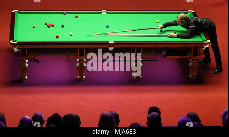 Barry Hawkins in Aktion während seiner semi Finale gegen Mark Williams, an Tag 14 der 2018 Betfred Weltmeisterschaft an den Tiegel, Sheffield. Stockfoto